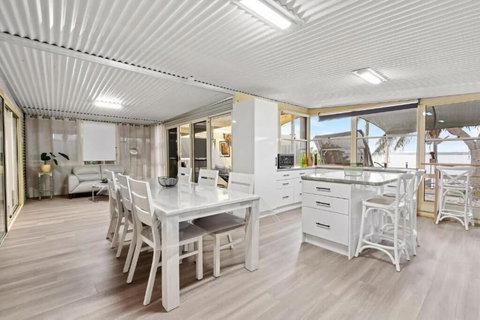 Absolute Waterfront Hidden Gem Toukley - Events Australia 2