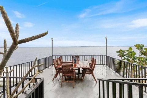 Absolute Waterfront Hidden Gem Toukley - Events Australia 0