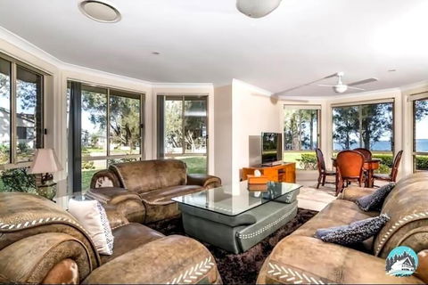 Aircabin - Tuggerawong - Lake Front - 9 Beds House - Events Australia 3