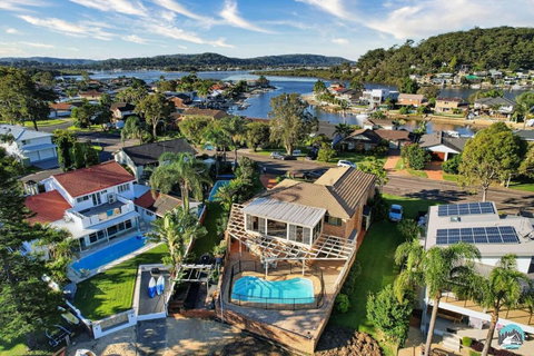 Aircabin - Woy Woy - Water Front - 6 Beds Lux Home - Events Australia 2