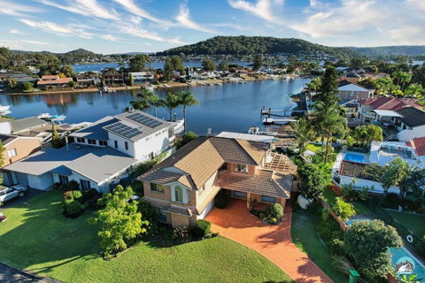 Aircabin - Woy Woy - Water Front - 6 Beds Lux Home - Events Australia 3