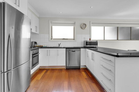 Airport West Stunner By Ready Set Stay - Events Australia 4