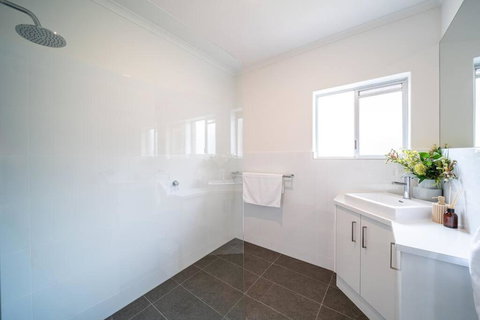 Ambrosia - Designer 3BR WiFi - Events Australia 1