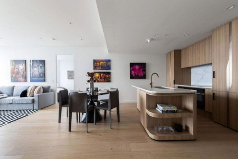 An Astonishing 3BR Apt At Sapphire By The Gardens - Events Australia 3