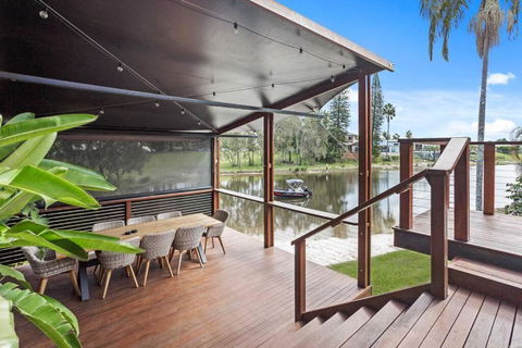 Amelia On Acanthus - Events Australia 0