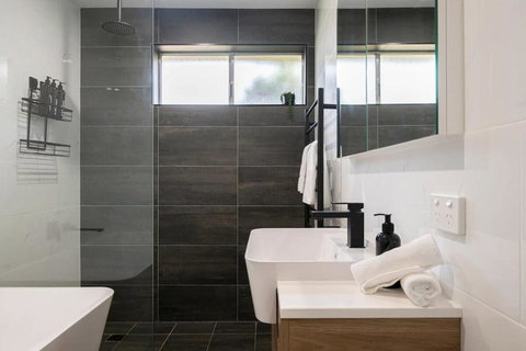 Artful Abode - Duntryleague, Vibrant Decor - Events Australia 2