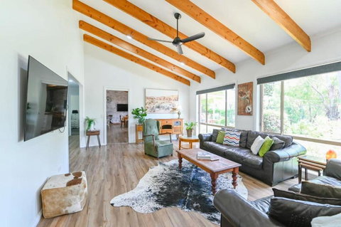 Aspen Abode - CBD, Fireplace, BBQ, 3 Smart TVs - Events Australia 1