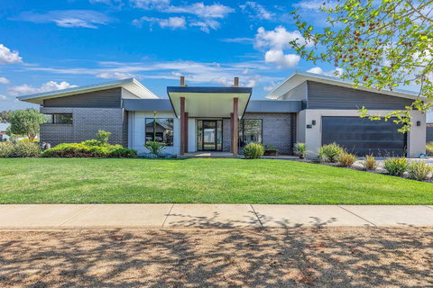 At Winbi- Echuca Holiday Homes - Events Australia 0