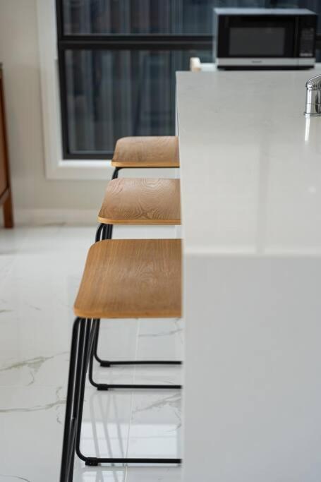 Austral Spacious Large 5 Br Home With Central AC - Events Australia 3