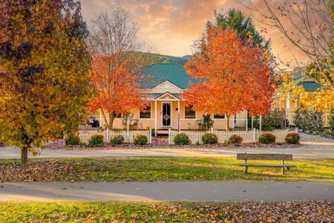 Autumn Beauty - Mountain View Cottage 3 - Events Australia 0