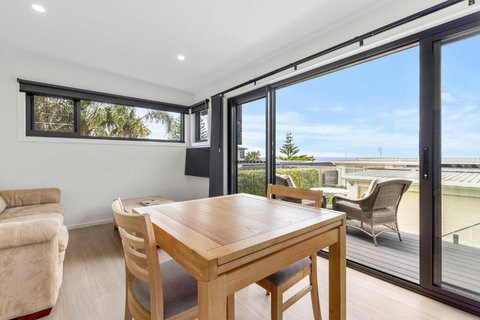 Azure Studio - Ocean Glimpses - 3 Mins Walk To Beach - Events Australia 4