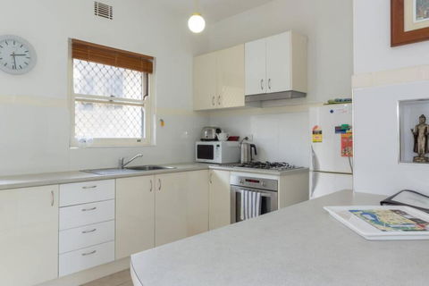 B6 Crawley Apartment 1 BRM & Sleepout Near UWA - Accommodation Europe 3
