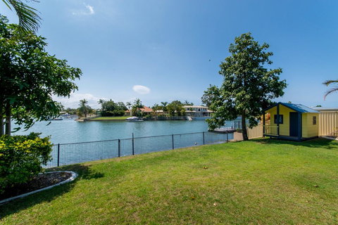 Lowset Home On The Canal - Dolphin Dr, Bongaree - Events Australia 10