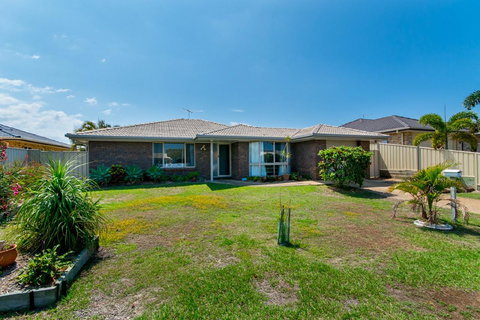 Lowset Home On The Canal - Dolphin Dr, Bongaree - Events Australia 6