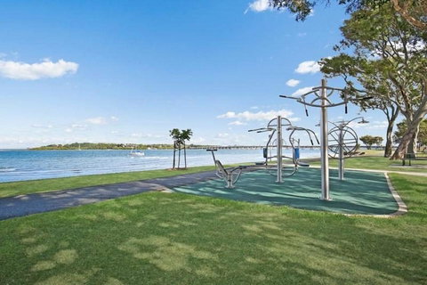 Lowset Home On The Canal - Dolphin Dr, Bongaree - Events Australia 16