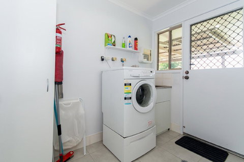 Lowset Home On The Canal - Dolphin Dr, Bongaree - Events Australia 7