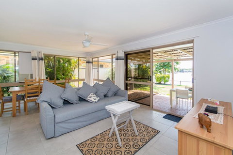 Lowset Home On The Canal - Dolphin Dr, Bongaree - Events Australia 2