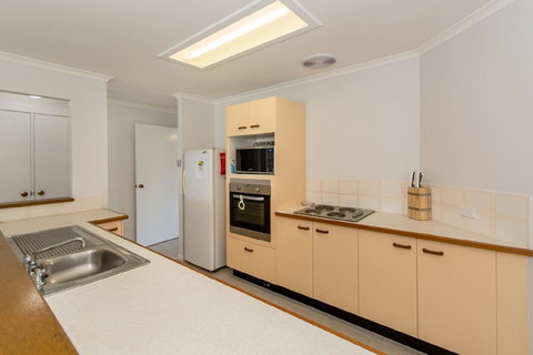 Lowset Home On The Canal - Dolphin Dr, Bongaree - Events Australia 5