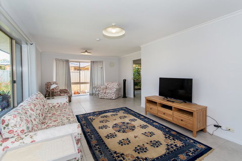 Lowset Home On The Canal - Dolphin Dr, Bongaree - Events Australia 12