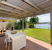 Lowset home on the canal - Dolphin Dr Bongaree - Events Australia