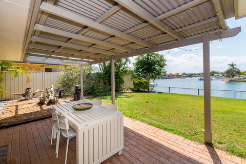 Lowset Home On The Canal - Dolphin Dr, Bongaree - Events Australia 0