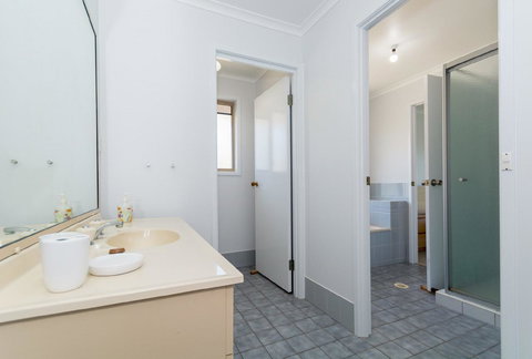 Lowset Home On The Canal - Dolphin Dr, Bongaree - Events Australia 1