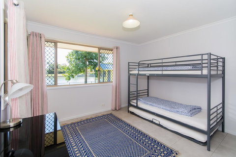 Lowset Home On The Canal - Dolphin Dr, Bongaree - Events Australia 13