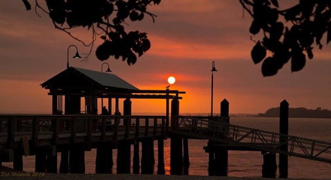 Lowset Home On The Canal - Dolphin Dr, Bongaree - Events Australia 18