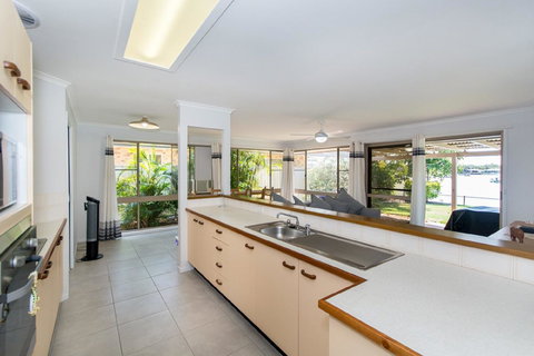 Lowset Home On The Canal - Dolphin Dr, Bongaree - Events Australia 8