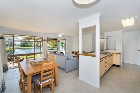 Lowset Home On The Canal - Dolphin Dr, Bongaree - Events Australia 4