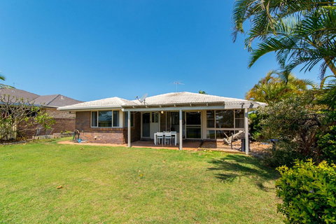 Lowset Home On The Canal - Dolphin Dr, Bongaree - Events Australia 3