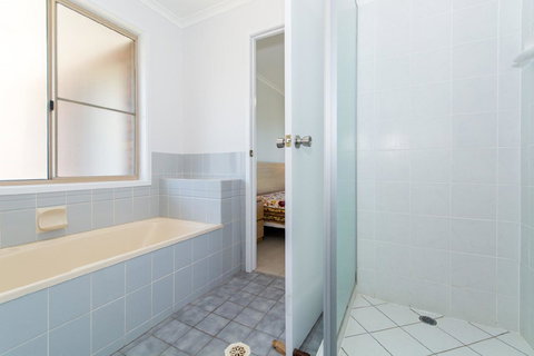 Lowset Home On The Canal - Dolphin Dr, Bongaree - Events Australia 11