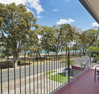 First floor unit close to shops park and waterfront - Events Australia