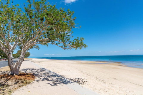 Spectacular Unit Overlooking Pumicestone Passage - Welsby Pde, Bongaree - Tourism Bookings 3