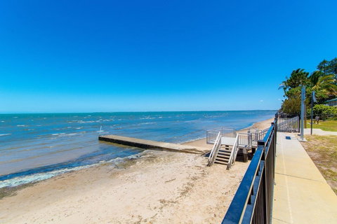 Spectacular Unit Overlooking Pumicestone Passage - Welsby Pde, Bongaree - Tourism Bookings 4