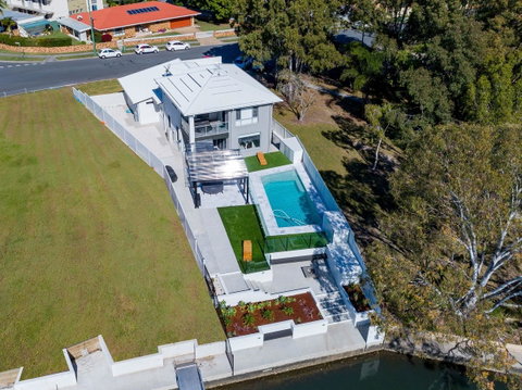 Stunning Canal Home Oh So Close To The Waterfront - Tourism Bookings 0