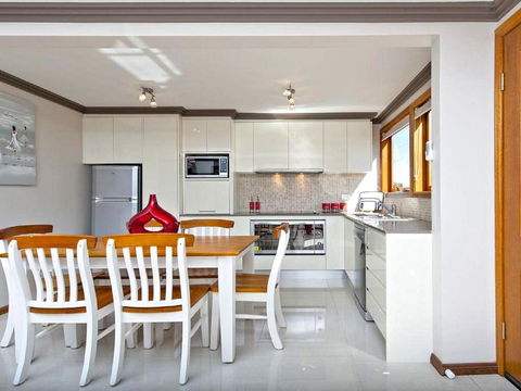 'Beach Break 2', 2/10 Lionel St - Downstairs Unit With Aircon - Events Australia 2