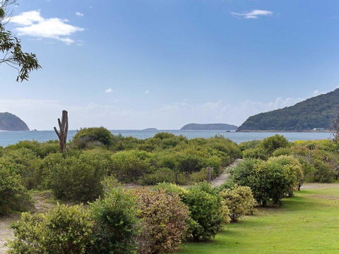 1 'Intrepid', 3 Intrepid Close - Amazing Views Of Shoal Bay, Only 100m From The Beach - Tourism Bookings 2