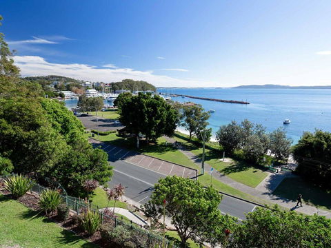 1 'Kiah', 53 Victoria Parade - Stunning Views, Wifi, Aircon, Just Across The Road To The Water - Events Australia 0