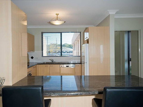 1 'Seaside Splendour' 137 Soldiers Point Road - Beautiful Unit On The Waterfront - Accommodation Europe 3