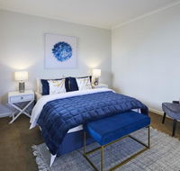 1 Bdrm Top Floor Apt With Sunroom - Events Australia