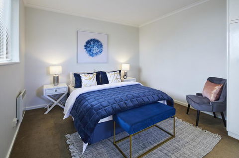 1 Bdrm Top Floor Apt With Sunroom - Events Australia 0