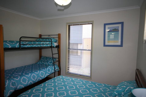 1 Naiad Court - Lowset Family Home With Swimming Pool And Covered Deck. Pet Friendly - Events Australia 0
