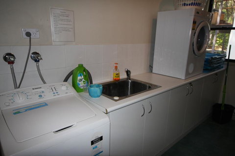 1 Naiad Court - Lowset Family Home With Swimming Pool And Covered Deck. Pet Friendly - Events Australia 1