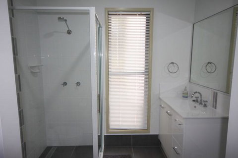 1 Naiad Court - Lowset Family Home With Swimming Pool And Covered Deck. Pet Friendly - Events Australia 3