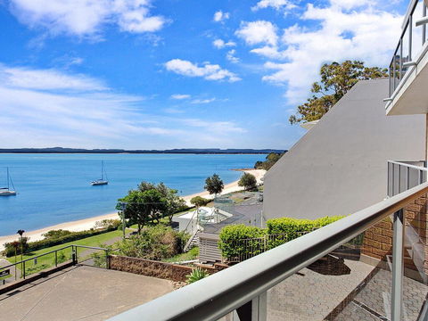 10 'Kiah' 53 Victoria Parade - Waterfront Views, AIRCON And Close To The Marina. - Tourism Bookings 0