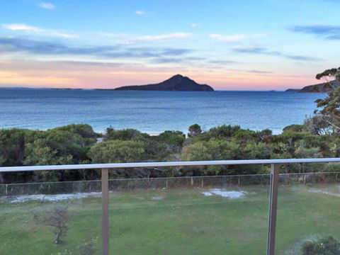11 'Luskin Lodge' 29 Weatherly Close - Stunning Water Views - Tourism Bookings 1