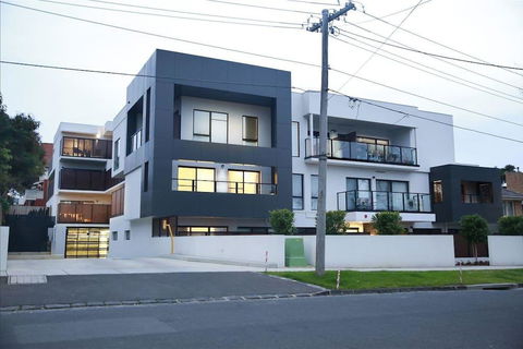 136, Light-filled Homely Box Hill Apt, 2Bed2BathFreeParking - Events Australia 0