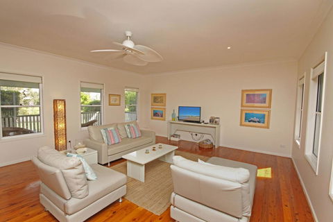 16 Beachway Pde, Marcoola: Linen Incl, WiFi, Pet Friendly, A/Cond. 500 BOND - Tourism Bookings 3