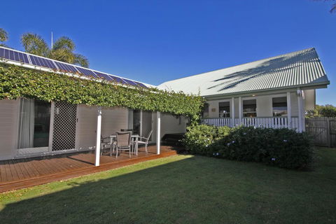 16 Beachway Pde, Marcoola: Linen Incl, WiFi, Pet Friendly, A/Cond. 500 BOND - Tourism Bookings 1